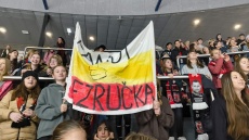 Bezručka fandí hokeji!